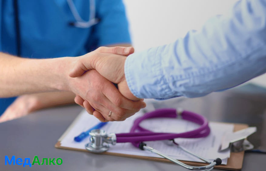 Врач и пациента жмут друг другу руки в клинике "МедАлко"